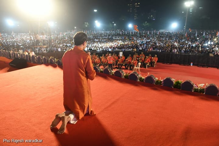 मुख्यमंत्रीपदाची शपथ घेतल्यानंतर उद्धव ठाकरे यांनी शिवसैनिकांना वंदन केले.