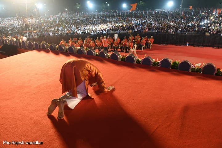 महाराष्ट्राच्या जनतेसमोर महाराष्ट्राचे नवनिर्वाचित मुख्यमंत्री उद्धव ठाकरे नतमस्तक झाले. 