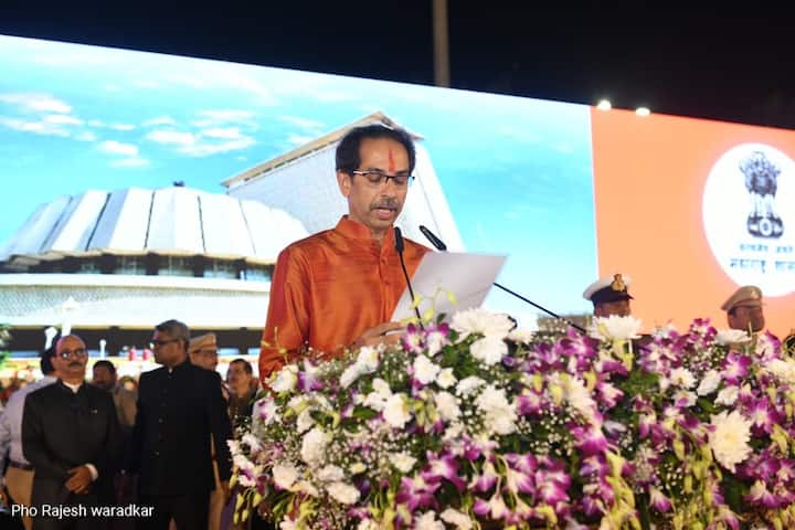 शिवतीर्थावर पार पडलेल्या महाशपथविधी सोहळ्यात शिवसेना पक्षप्रमुख उद्धव ठाकरे यांनी मुख्यमंत्रीपदाची शपथ घेतली. 