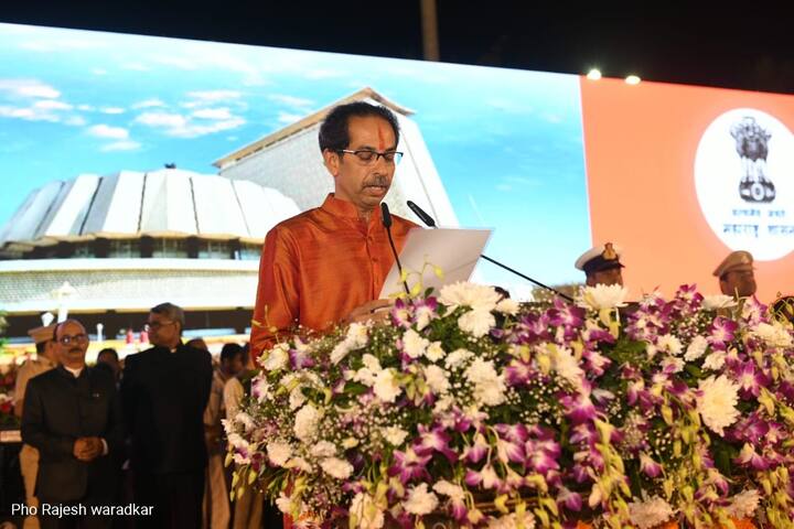 'मी उद्धव बाळासाहेब ठाकरे'.. छत्रपती शिवराय आणि माता-पित्यांना वंदन करुन शपथ घेतो की..' असं म्हणत उद्धव ठाकरे यांनी शपथ घेतली. 