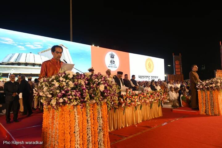 शिवतीर्थावर मोठ्या थाटामाटात झालेल्या शपथविधी सोहळ्यात ठाकरे घराण्यातील पहिल्या व्यक्तीने मुख्यमंत्रीपदाची शपथ घेतली.