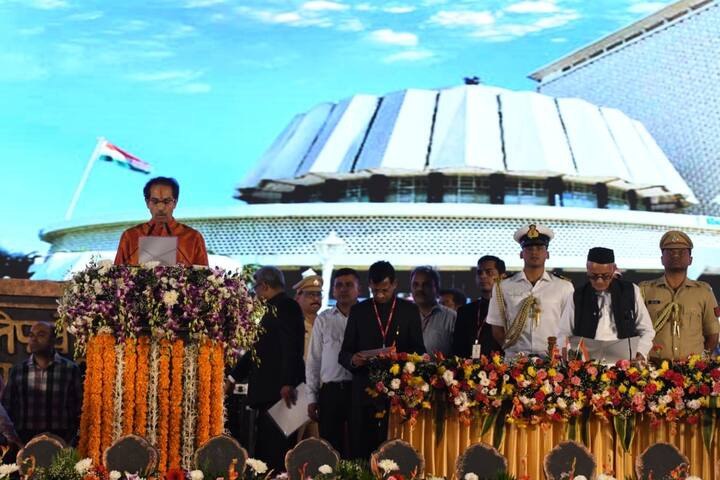 राज्यपाल भगतसिंह कोश्यारी यांनी त्यांना शपथ दिली.