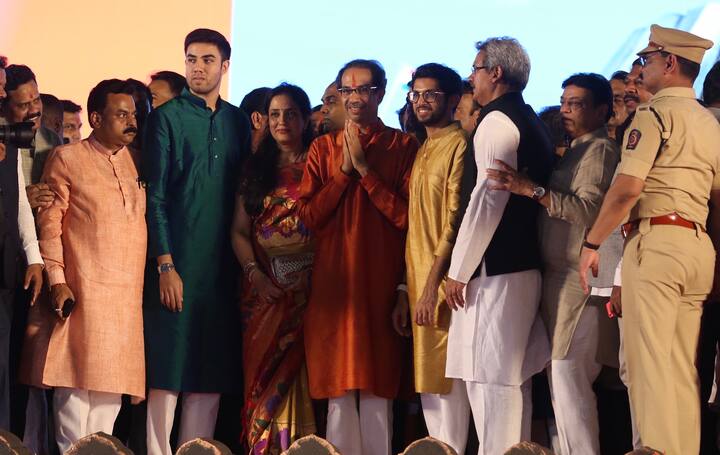 शपथविधीनंतर ठाकरे कुटुंबीयांनी मंचावर येऊन जनतेचे आभार मानले. 