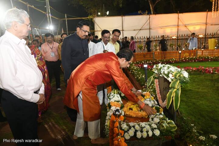 मुख्यमंत्रीपदाची शपथ घेण्यापूर्वी उद्धव ठाकरे यांनी शिवसेना प्रमुख बाळासाहेब ठाकरे यांच्या स्मृतीस्थळावर जाऊन त्यांना वंदन केलं.
