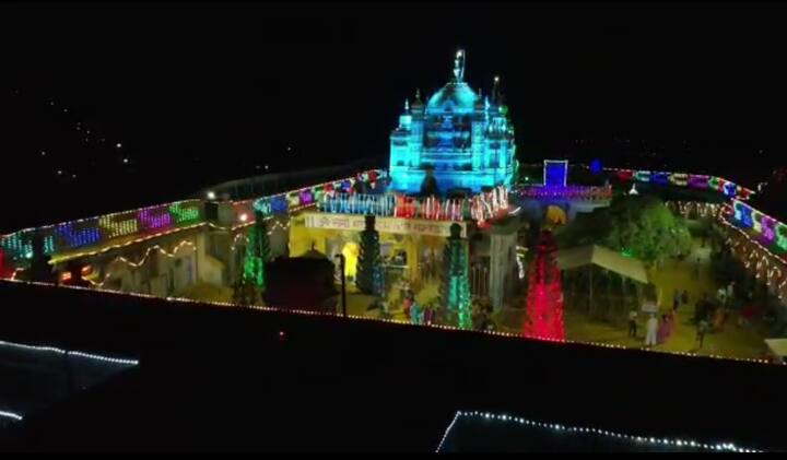 खंडोबा मंदिराचा गाभारा विविध फुलांनी सजवण्यात आला आहे. 