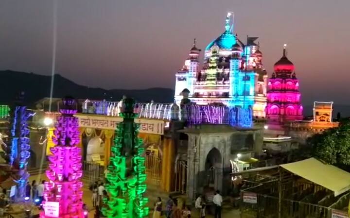 ड्रोनच्या कॅमेऱ्यात जेजुरी गडावरची ही आकर्षक रोषणाई कैद करण्यात आली आहे. 
