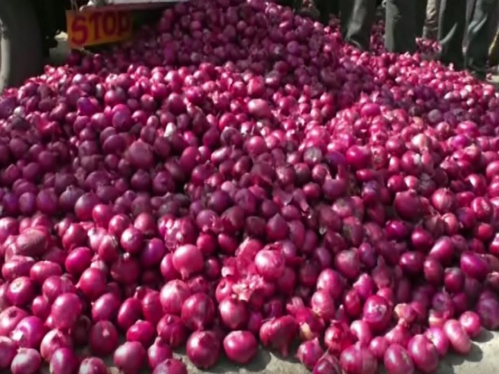 Onion Export Banned Government bans export of all varieties of onions with immediate effec केंद्र सरकारकडून कांद्याच्या निर्यातीवर बंदी, किमती वाढत असताना निर्णय