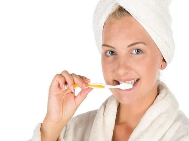 Health Tips Brush your teeth for a healthy heart say study हृदयाचं आरोग्य चांगलं राखण्यासाठी दररोज ब्रश करणं ठरतं फायदेशीर; संशोधनातून खुलासा