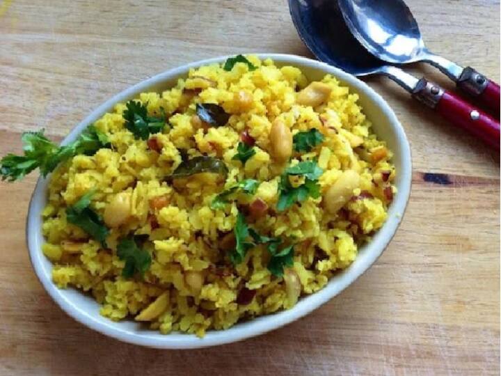 Weight Loss Tips poha can reduce weight quickly know how नाश्त्यासाठी पोहे खाल्याने होऊ शकतं वजन कमी; पण कसं?