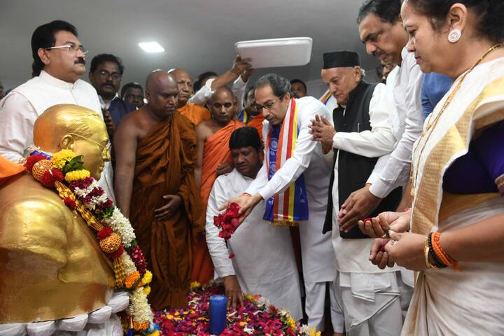मुख्यमंत्री उद्धव ठाकरे यांनी सकाळी चैत्यभूमीवर जाऊन बाबासाहेबांना आदरांजली वाहिली. यावेळी राज्यपाल भगतसिंह कोश्यारी, मंत्री जयंत पाटील, बाळासाहेब थोरात आणि सुभाष देसाई, महापौर किशोरी पेडणेकर उपस्थित होत्या. फोटो- राजेश वराडकर