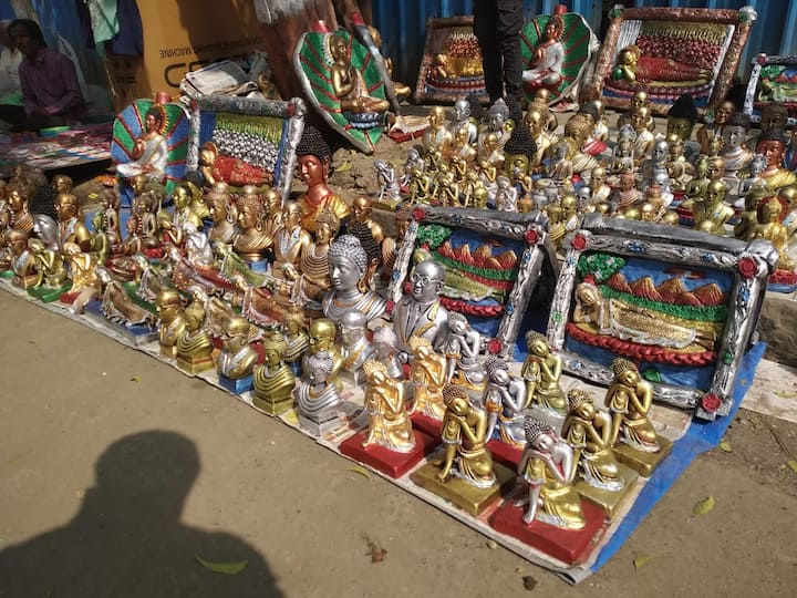 महापरिनिर्वाण दिनानिमित्त गौतम बौद्ध आणि डॉ. बाबासाहेब आंबेडकरांच्या मूर्ती विक्रीसाठी आहेत. फोटो- निलेश झालटे