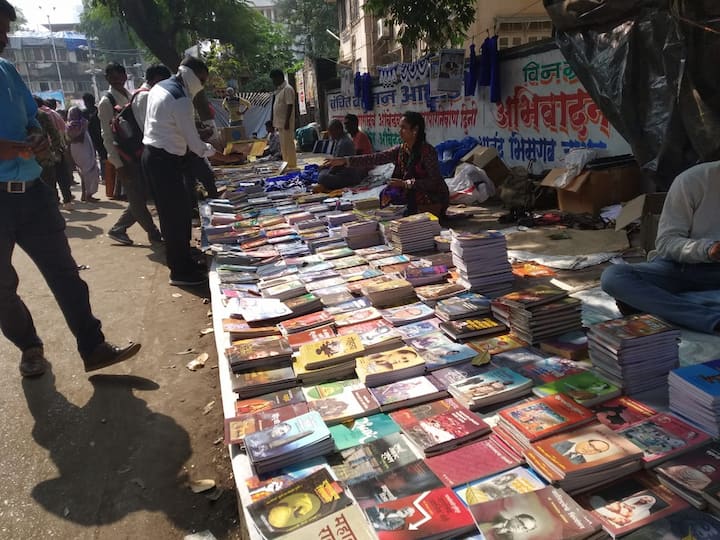 दादर येथील चैत्यभूमीवर डॉ. बाबासाहेब आंबेडकरांच्या पुस्तकांचे स्टॉल लावण्यात आले आहे. फोटो- निलेश झालटे