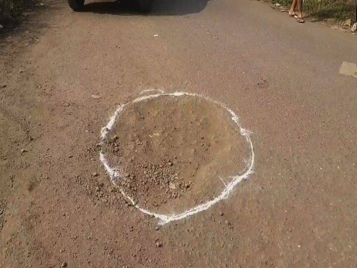 खड्डे बुजवण्याकडे कुणीही लक्ष देत नसल्याने नागरिकांना त्रास होत असल्याचं नागरिकांचं म्हणणं आहे. 