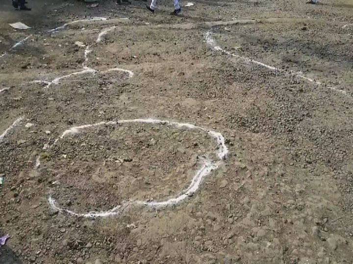  खड्डे 15 दिवसात बुजवले नाहीत, तर पुढचं आंदोलन नागरपालिकेत करु, असा इशारा नागरिकांनी दिला.