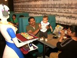 आता हॉटेलमध्ये रोबो बजावणार वेटरची भूमिका, नागपूरच्या हॉटेलमध्ये रोबो वेटरकडून सेवा