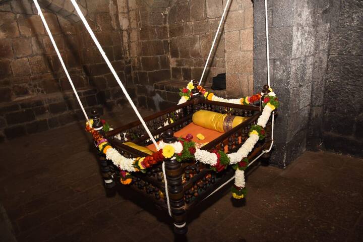 शिवनेरी किल्ल्यावर पोहोचल्यानंतर उद्धव ठाकरे यांनी कुटुंबासह शिवरायांच्या पाळण्याचं दर्शन घेतलं.