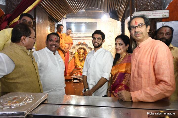 सत्तास्थापनेनंतर मुख्यमंत्री उद्धव ठाकरे यांनी आज पहिल्यांदाच कार्ल्याच्या एकविरा देवीचं दर्शन घेतलं. यावेळी त्यांच्यासोबत पत्नी रश्मी ठाकरे आणि आदित्य ठाकरेसुद्धा उपस्थित होते. (सर्व फोटो राजेश वराडकर)