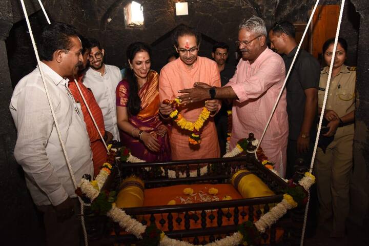 एकविरा देवीच्या दर्शनानंतर मुख्यमंत्री उद्धव ठाकरे किल्ले शिवनेरीवर पोहोचले. यावेळी मुख्यमंत्र्यांनी छत्रपती शिवाजी महाराज यांच्या जन्मस्थळाचं दर्शन घेतलं. 