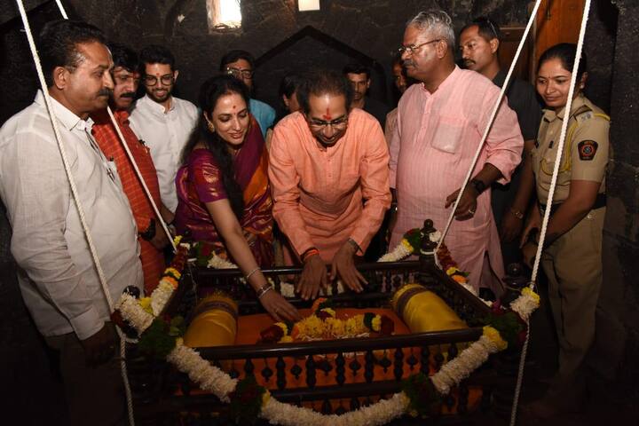 सत्तास्थापनेच्या घडामोडींदरम्यान, शिवसेनेचा मुख्यमंत्री झाल्यावर मी स्वत: शिवनेरीवर जाणार, तसंच, कुलदैवत एकवीरेचेही दर्शन घेईन, असंही उद्धव ठाकरे म्हणाले होते. त्यानुसार ते हा दौरा करत आहेत.