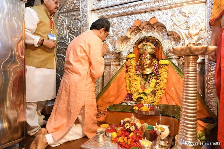 एकविरा देवी ही ठाकरे कुटुंबाची कुलदेवता आहे. त्यामुळे हिवाळी अधिवेशनापूर्वी मुख्यमंत्र्यांनी सहकुटुंब एकविरा देवीचं दर्शन घेतलं. 