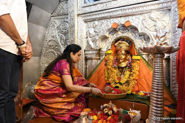 मिसेस मुख्यमंत्री अर्थात रश्मी ठाकरे यांनी एकविरा देवीची ओटी भरुन आशीर्वाद घेतले.