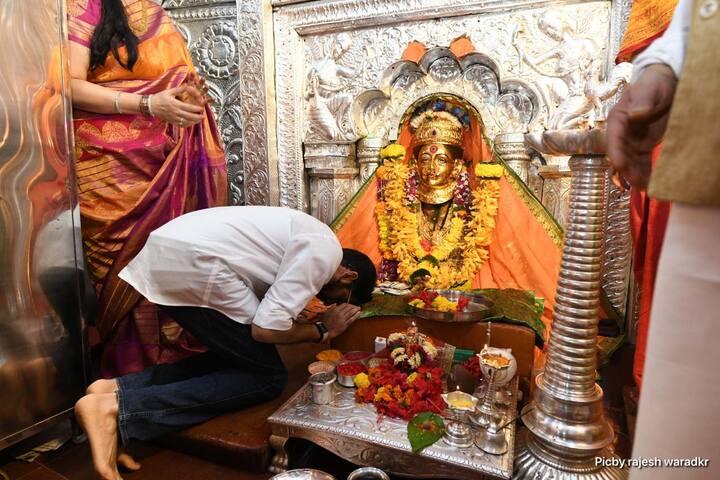 वनिर्वाचित आमदार आणि ठाकरे कुटुंबातील निवडणूक लढवून पहिल्यांदाच विधानसभेवर निवडून गेलेला सदस्य म्हणजेच आदित्य ठाकरे देखील एकविरा देवीच्या चरणी लीन झाले.