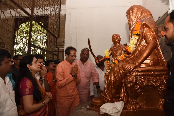 उद्धव ठाकरे, रश्मी ठाकरे, आदित्य ठाकरे यांनी शिवनेरी गडावर जाऊन राजमाता जिजाऊ यांना पुष्पहार अर्पण करुन अभिवादन केलं.