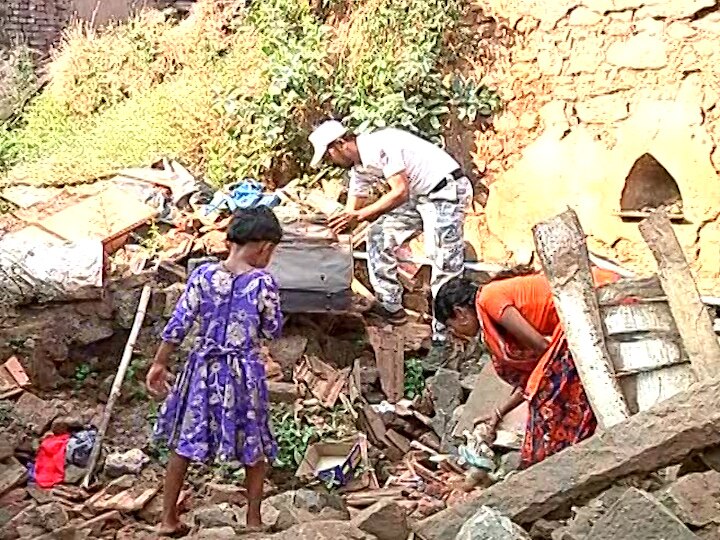 Kolhapur Flood - White army member Sachin Bhosale still waiting to build his house  पूरग्रस्तांचे संसार सावरले, मात्र कोल्हापुरातील देवदूताचा संसार अद्यापही उघड्यावर