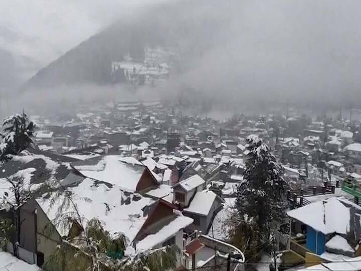 उत्तर भारतात जोरदार बर्फवृष्टीला सुरुवात झाली आहे. त्यामुळे घरे, रस्ते, झाडं सर्वांवर सफेद चादर पसरली आहे. 