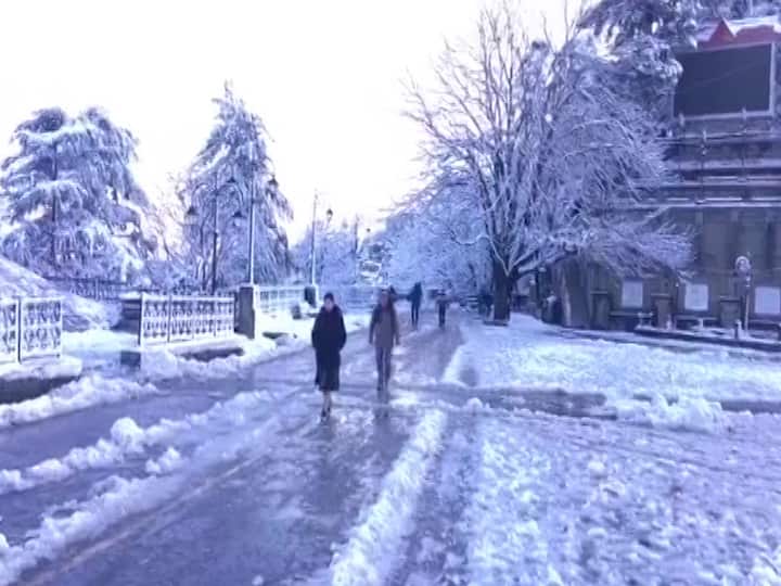  देश-विदेशातून आलेले पर्यटक बर्फवृष्टीचा आनंद लुटताना दिसत आहेत. 