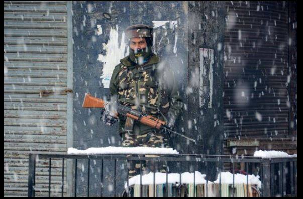 जम्मू काश्मीरमध्ये बर्फवृष्टीतही जवान आपलं कर्तव्य बजावत आहेत. 