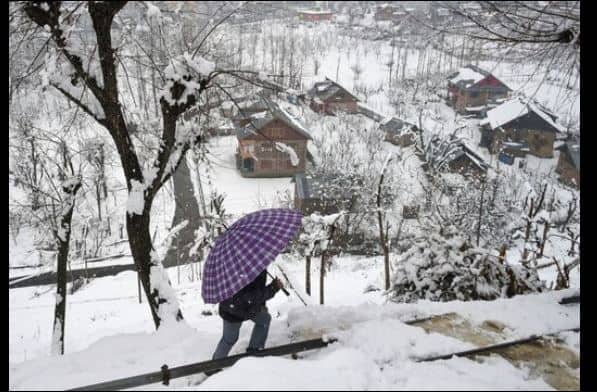 जम्मू काश्मीर, हिमाचल प्रदेश, उत्तराखंडमध्ये सुरु असलेल्या बर्फवृष्टीमुळे पर्यटक मात्र खुश झाले आहेत. 