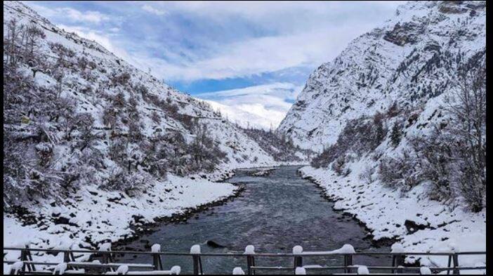 हिमाचल प्रदेशमधील पराशर झऱ्याचा परिसर बर्फवृष्टीमुळे सफेद झाला आहे. काही दिवसांपूर्वी या झऱ्याचा परिसर हिरवागार होता