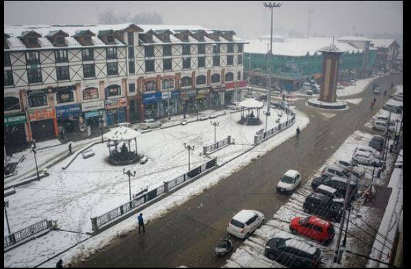 बर्फवृष्टी आणि थंडीमुळे लोकांना घराबाहेर पडणं मुश्कील झालं आहे. 