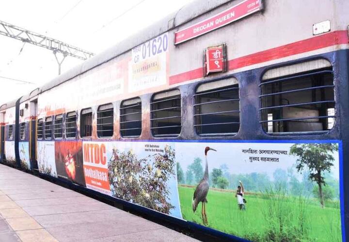 एक्सप्रेसवर नागझिरा अभयारण्यातील पक्षी आणि निसर्गचित्रांसह एमटीडीसीच्या बोधलकसा पर्यटक निवासाची चित्रेही झळकली आहेत.