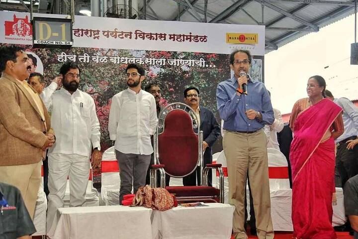 हिरवी झेंडी दाखवून त्यांनी या सुशोभित एक्सप्रेसला रवाना केले. विविध रेल्वे एक्सप्रेसवर महाराष्ट्रातील पर्यटनस्थळांची अशीच जाहिरात करुन देशभरातील पर्यटकांना महाराष्ट्राकडे आकर्षित करु, असेही मुख्यमंत्र्यांनी यावेळी सांगितले.  