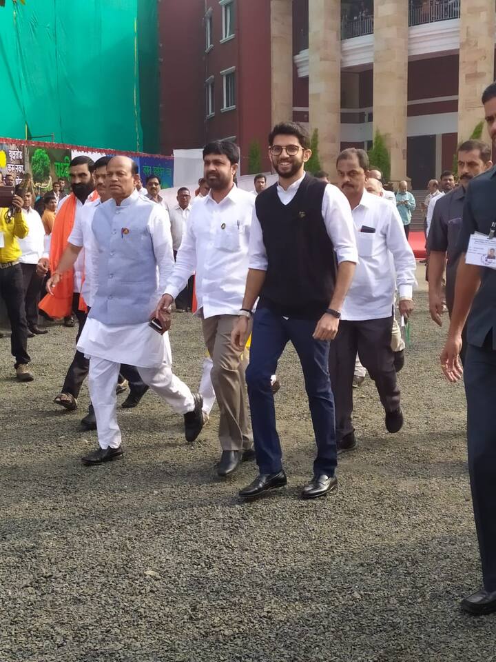 पहिल्यांदाच विधानसभेत निवडून गेलेले आदित्य ठाकरे फॉर्मल्स कपड्यांवर स्लीव्हलेस स्वेटर घातलं.