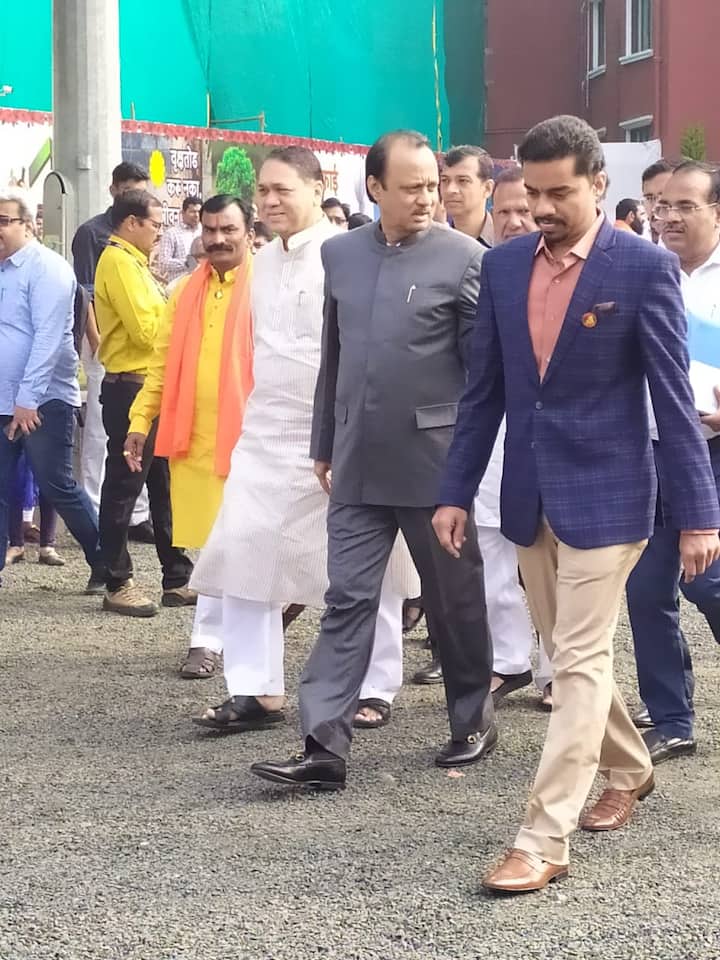 अधिवेशनाच्या दुसऱ्या दिवशी राष्ट्रवादी काँग्रेसचे नेते अजित पवार आज जोधपुरी पेहरावात दिसले. 