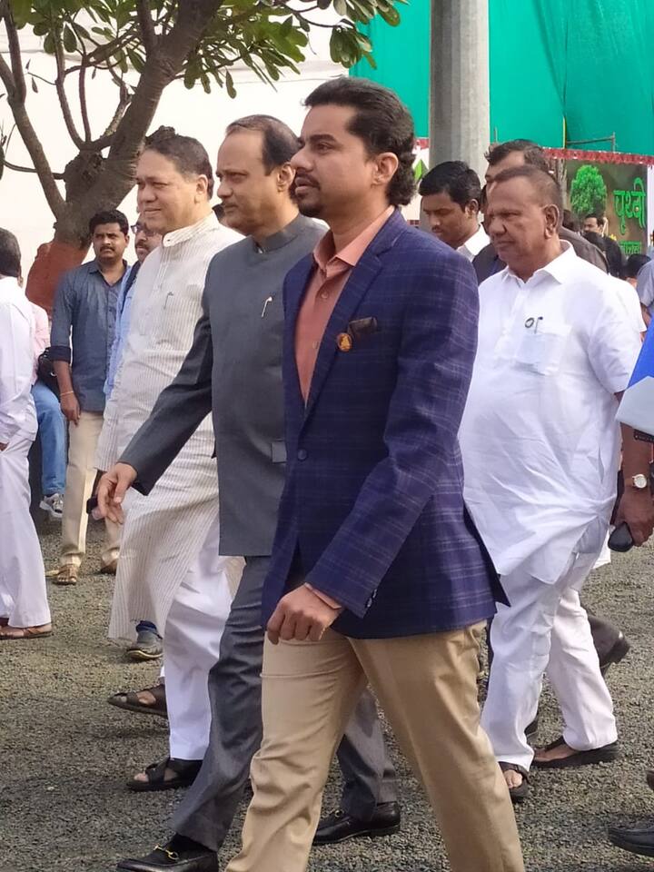 राष्ट्रवादी काँग्रेसचे खासदार सुनील तटकरे यांचे पुत्र आणि विधानपरिषदेचे आमदार अवधूत तटकरे देखील सुटाबुटातच विधानभवनात प्रवेश केला.