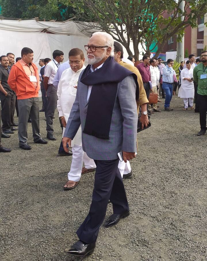 याशिवाय राष्ट्रवादी काँग्रेसचे ज्येष्ठ नेते छगन भुजबळ सुटाबुटात विधानसभवनात आले, त्यावर मफरल घेतल्याने त्यांचा लूक अधिकच खुलून आला.