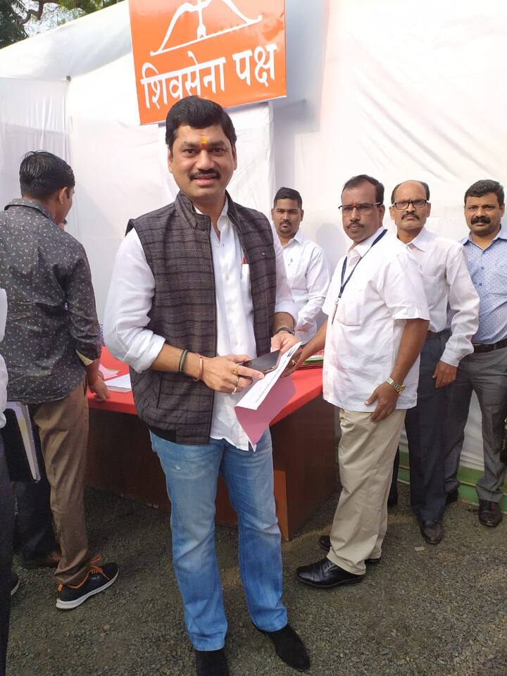 तर एरव्ही पांढऱ्या कुर्त्यात दिसणारे धनंजय मुंडे यांनी आज जॅकेटला पसंती दिली.