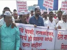 शिवेंद्रराजेंनी साताऱ्याजवळचा टोलनाका बंद पाडला, खड्डे न बुजवल्यास खळ्ळखट्याकचा इशारा