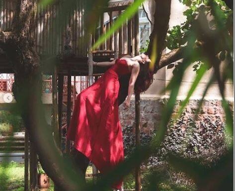 इरा खानने रेड सिल्क गाउनमध्ये आपलं फोटोशूट केलं असून ती फार सुंदर दिसत आहे. (Photo Credit: @medeatheplay Instagram)