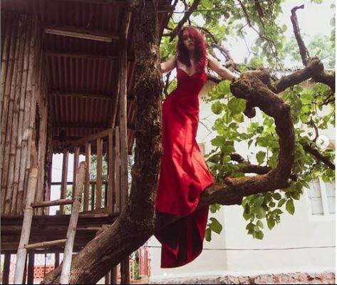 इरा खानने फोटो शेअर करताना कॅप्शनमध्ये लिहिलं आहे की, 'मला ट्री हाउस फार आवडतं'. (Photo Credit: @medeatheplay Instagram)