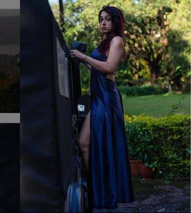 ब्लू सिल्क गाउन इरावर फार सुंदर दिसत होता, तसेच तिच्या या फोटोंवर फॅन्सनी लाईक्सचा वर्षाव केला आहे. (Photo Credit: @medeatheplay Instagram)
