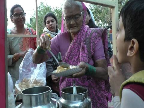 मुलाचं कर्ज फेडण्यासाठी 80 वर्षीय आईची धडपड, सुरु केला पाणीपुरीचा व्यवसाय मुलाचं कर्ज फेडण्यासाठी 80 वर्षीय आईची धडपड, सुरु केला पाणीपुरीचा व्यवसाय