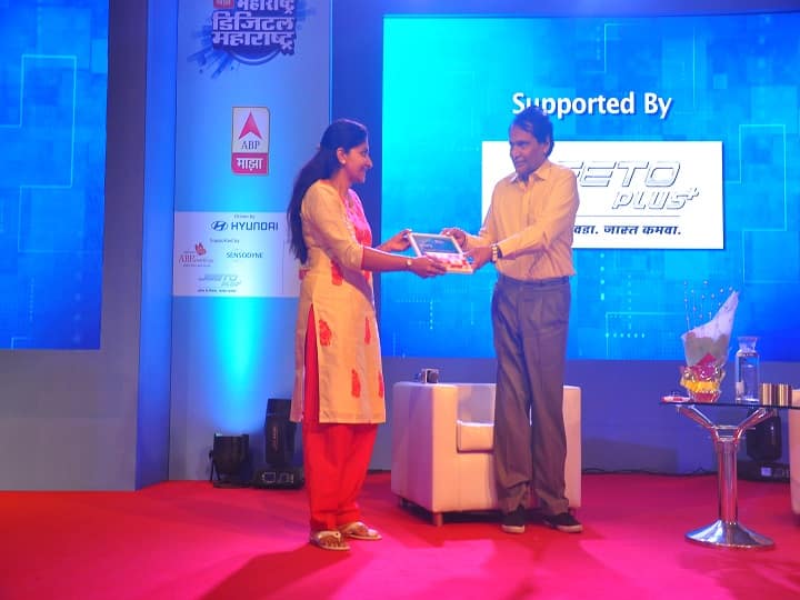 ब्लॉगर कल्याणी कुलकर्णी यांना उत्तेजनार्थ पारितोषिक मिळाले.