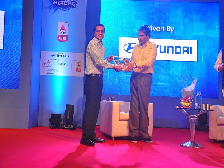 ब्लॉगर आशुतोष महात्मा यांना उत्तेजनार्थ पारितोषिक मिळाले.