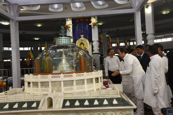 मुख्यमंत्री उद्धव ठाकरे नागपूरमधील दीक्षाभूमीत