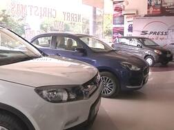 मंदीतून बाहेर पडण्यासाठी ऑटोमोबाईल कंपन्यांकडून बंपर ऑफर, 'या' गाड्यांवर खास ऑफर्स